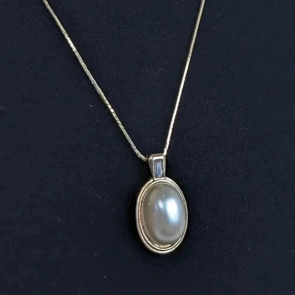 (2/$20) Vintage Avon Pearl Pendant Necklace - Picture 3 of 7